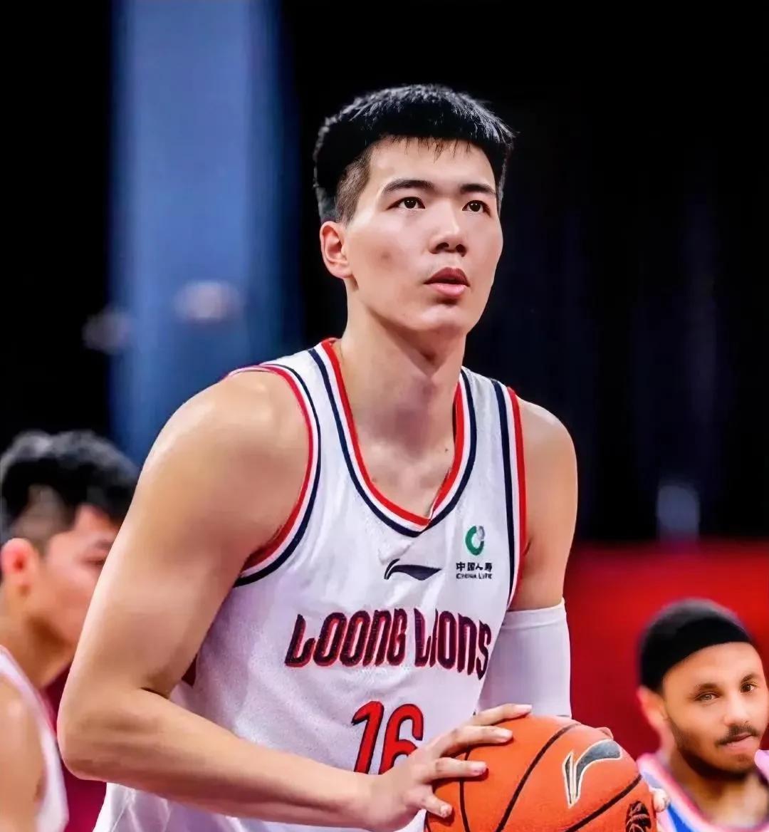 焦泊乔这下算是摊上大事了在被广州队交易后他接下来要决定是否留在广东队！焦