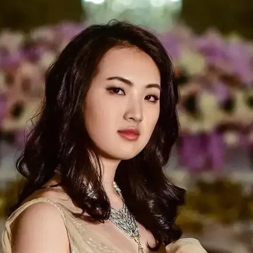 华为二公主姚安娜从长发剪了短发之后就开始健身减肥，是真的拼啊​​​