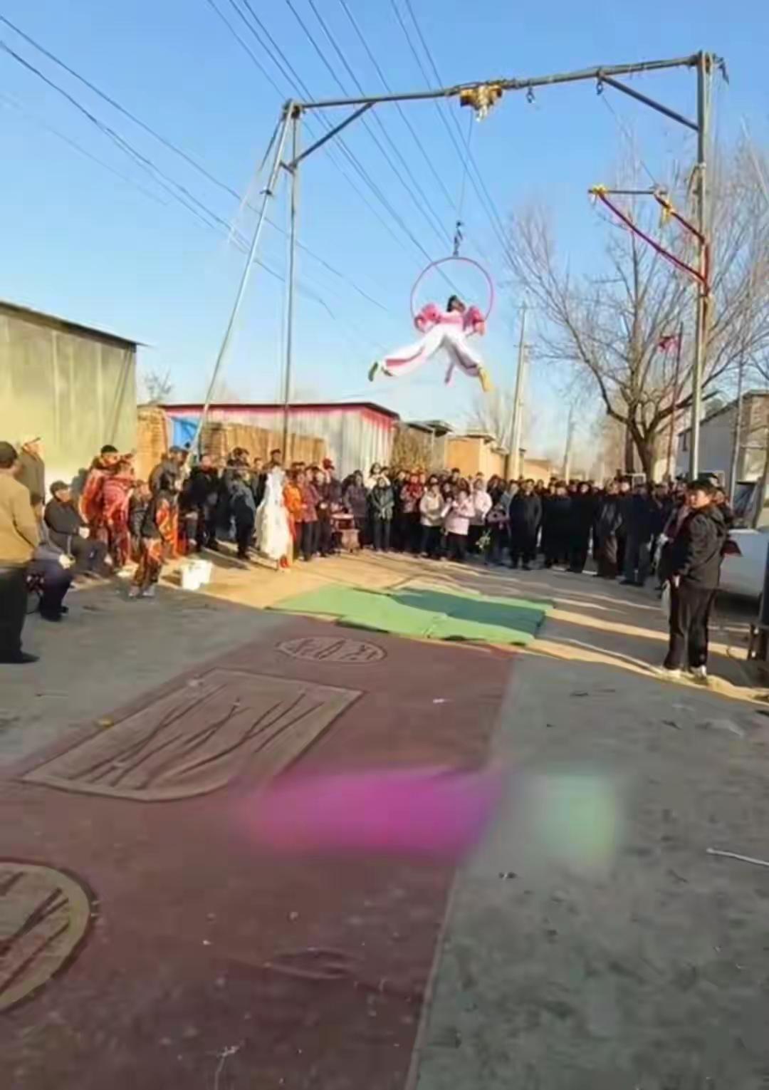 零下十度高空坠落！山东德州街头惊魂一幕，杂技女孩手冻僵失手背后，是民间艺人生存之