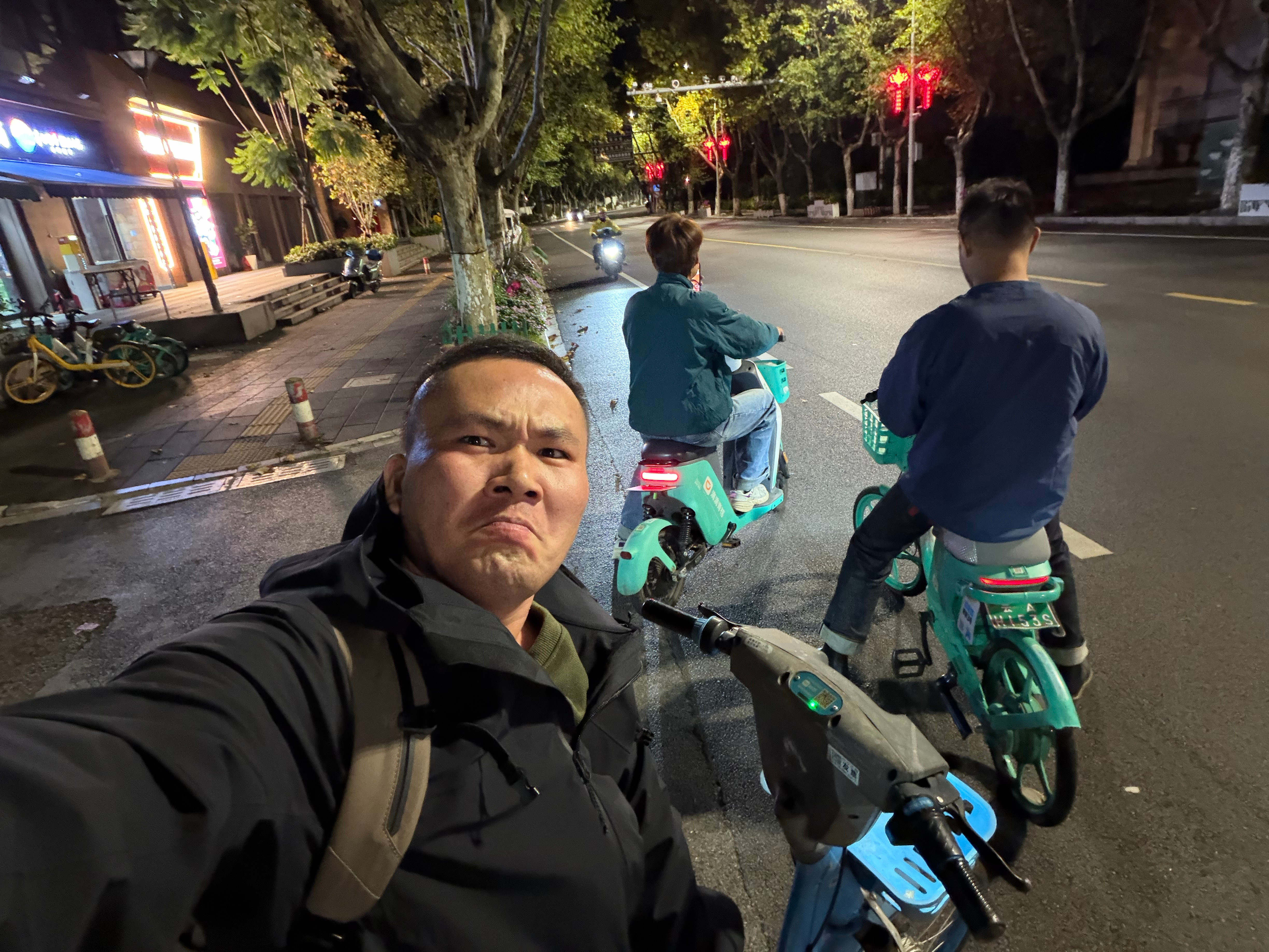 小酌完，酒馆离酒店2km，索性仨骑车回酒店，这会儿昆明温度大概12度左右，刺激，