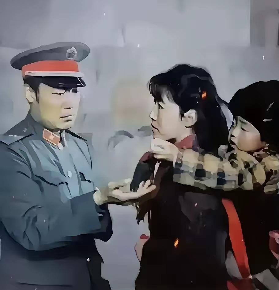 1985年这张王忠志副连长与妻儿在昆明火车站分别的照片，特别让人动容。当时正值老
