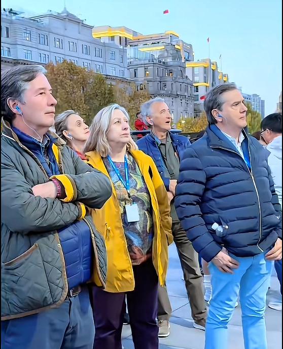 去外滩溜达了一圈，好家伙，好多老外。在南京路的时候还见他们有说有笑的，一走到外滩