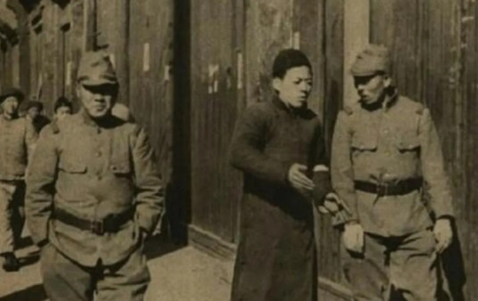 1944年，侦察兵文国才被捕后遭到严刑拷打，突然一个汉奸上前扇了他一巴掌，文国才