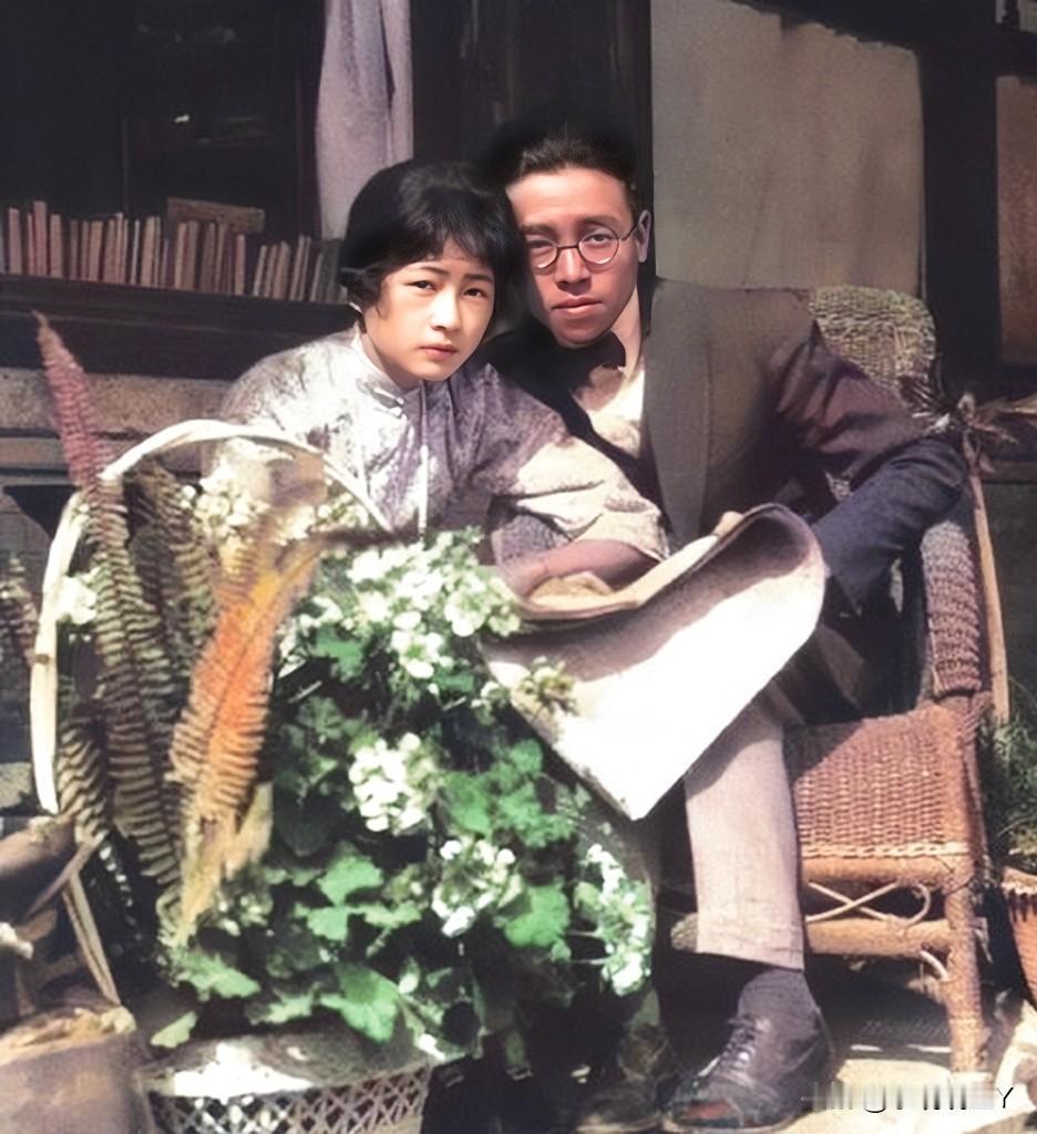 1922年,林徽因与梁思成在北京雪池胡同家中的合影,那时林徽因18岁,沉鱼落雁。