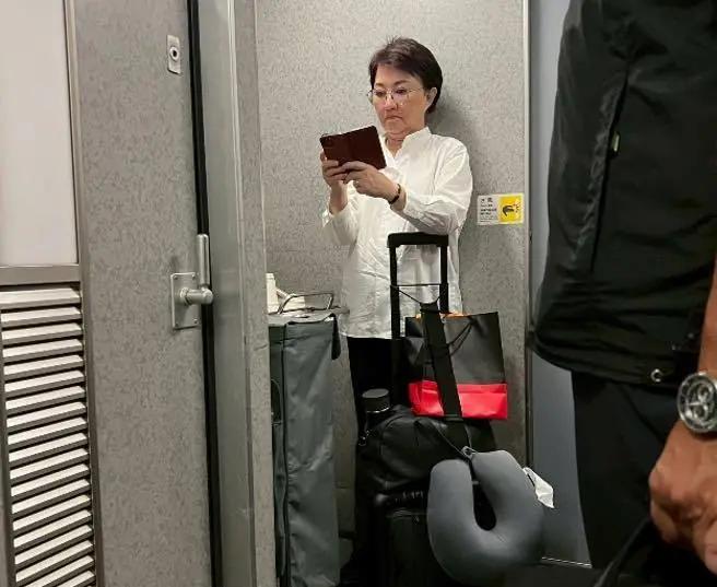 深夜拖行李现身！卢秀燕被直击“搭高铁站回台中”台中市长卢秀燕为了反罢免全台辅选