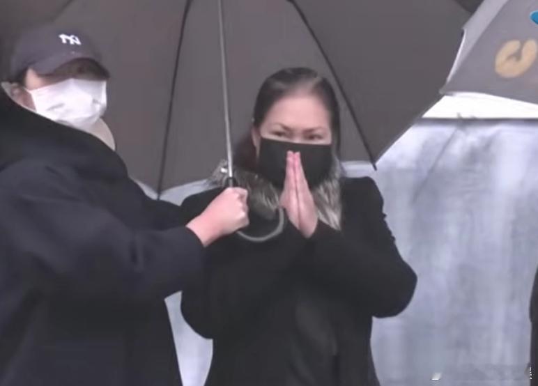 S家人为大S雕像揭幕大S纪念雕像公开2月2日，大S纪念雕像揭幕仪式举行，S妈挽