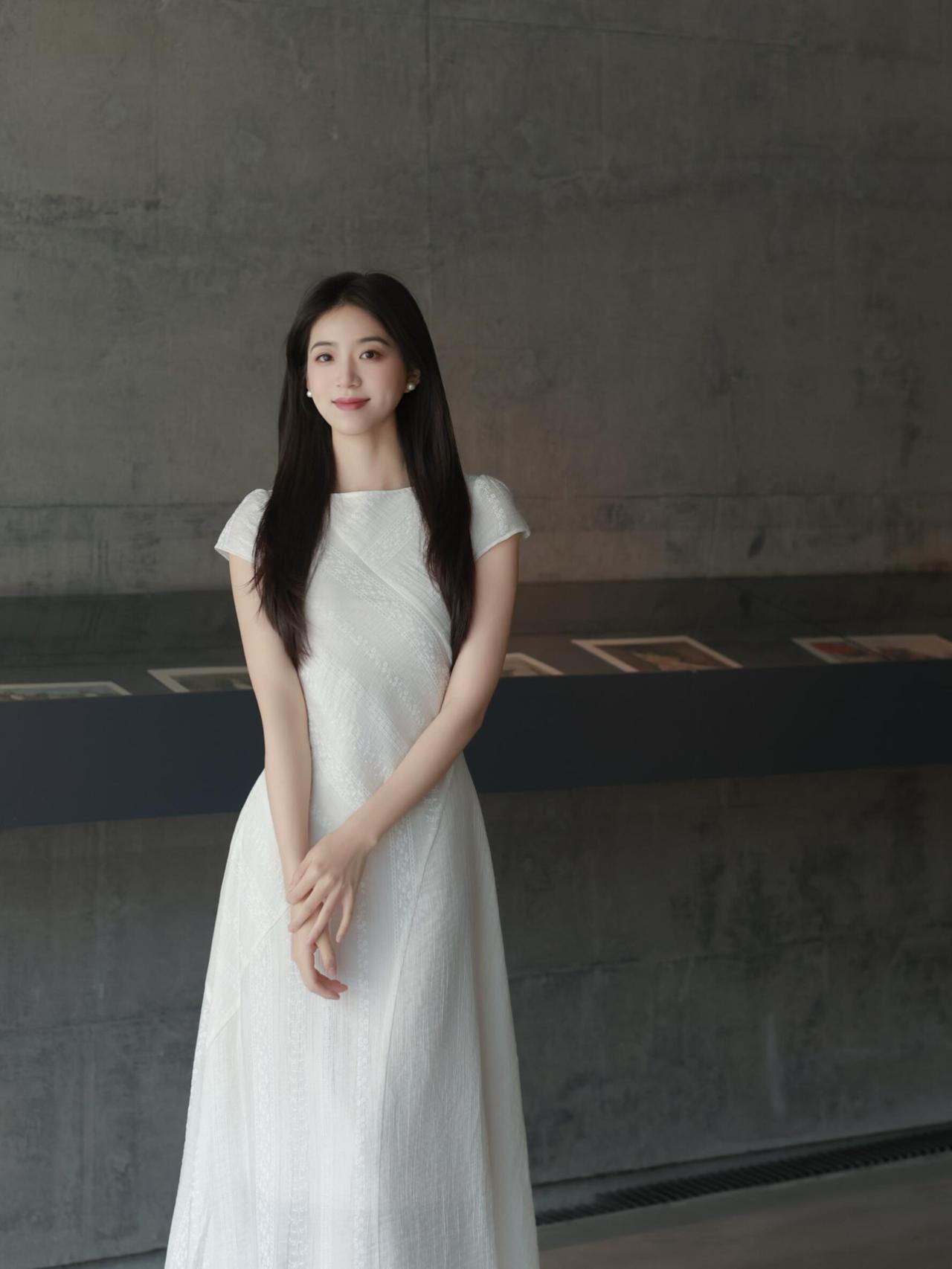 什么样的女人,最有魅力?白裙漫过时光，温柔自成风景。在安静的角落，与松弛的自己不