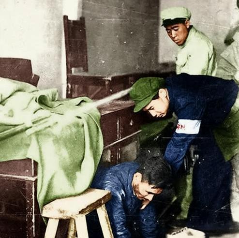 这张照片记录的是1949年4月24日太原解放后，国民党第30军军长戴炳南被解放军