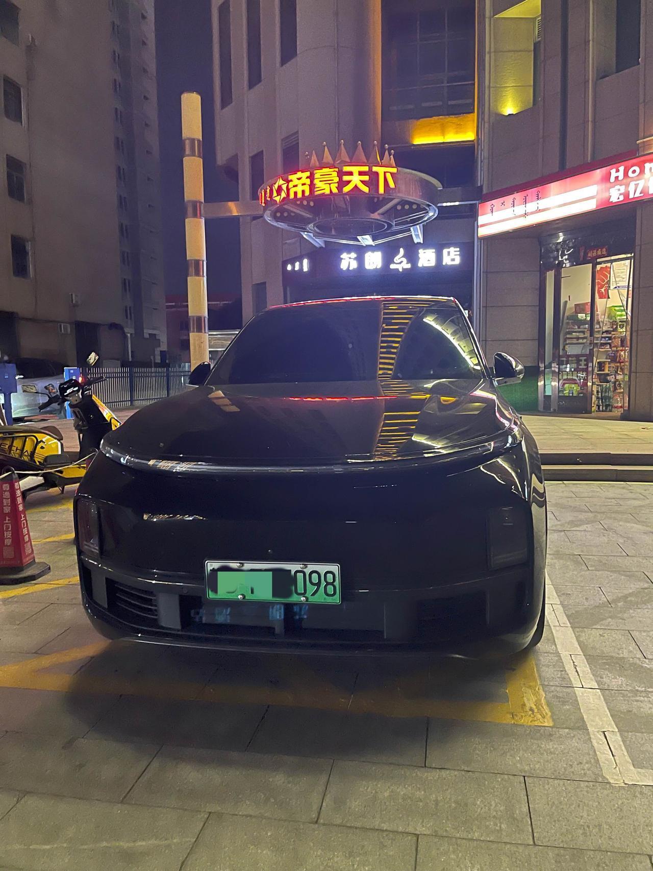 拍摄于2025年8月9日，这台理想车就停的很正。