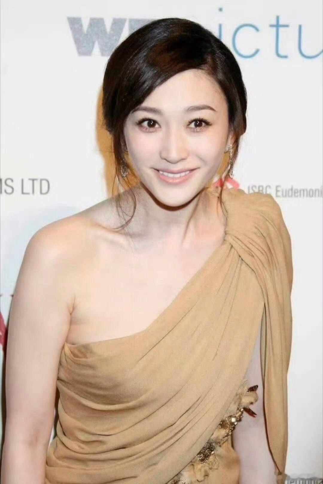 1.李小冉现在挺愿意接活的，主要是一个人生活难免无趣，还不如让自己忙起来，她团队