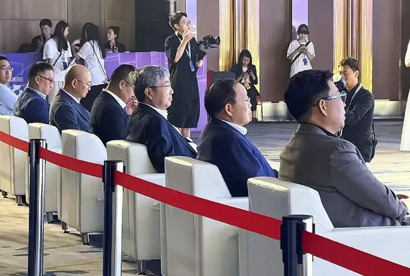 粤港澳大湾区车展，余承东和“五界”老总们同框。座位看着是按照加入华为顺序排列，第