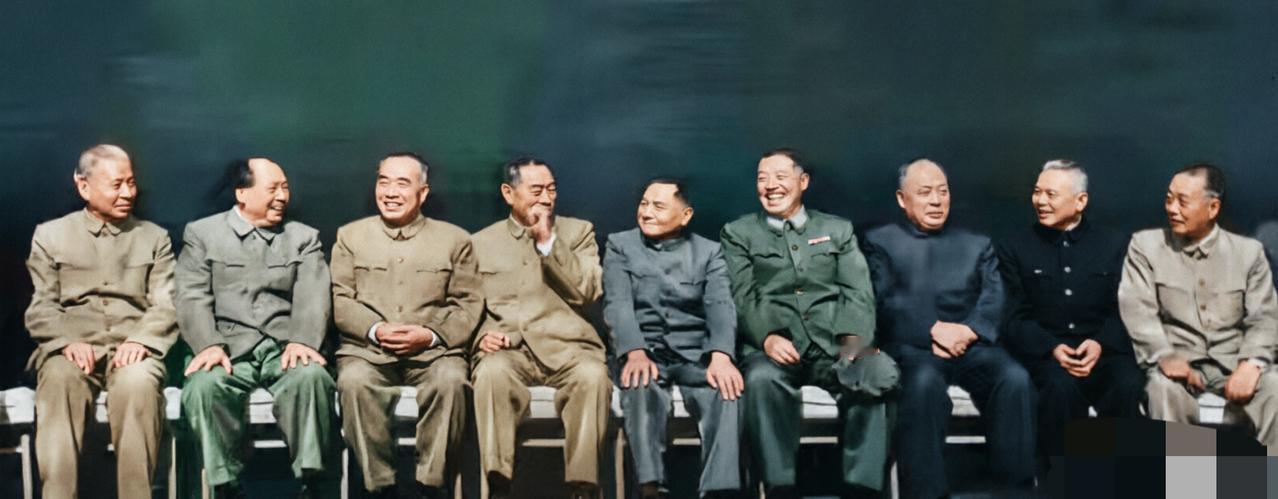 这是一张很有纪念意义的老照片，里面的九位领导人，你能认出几位呢？