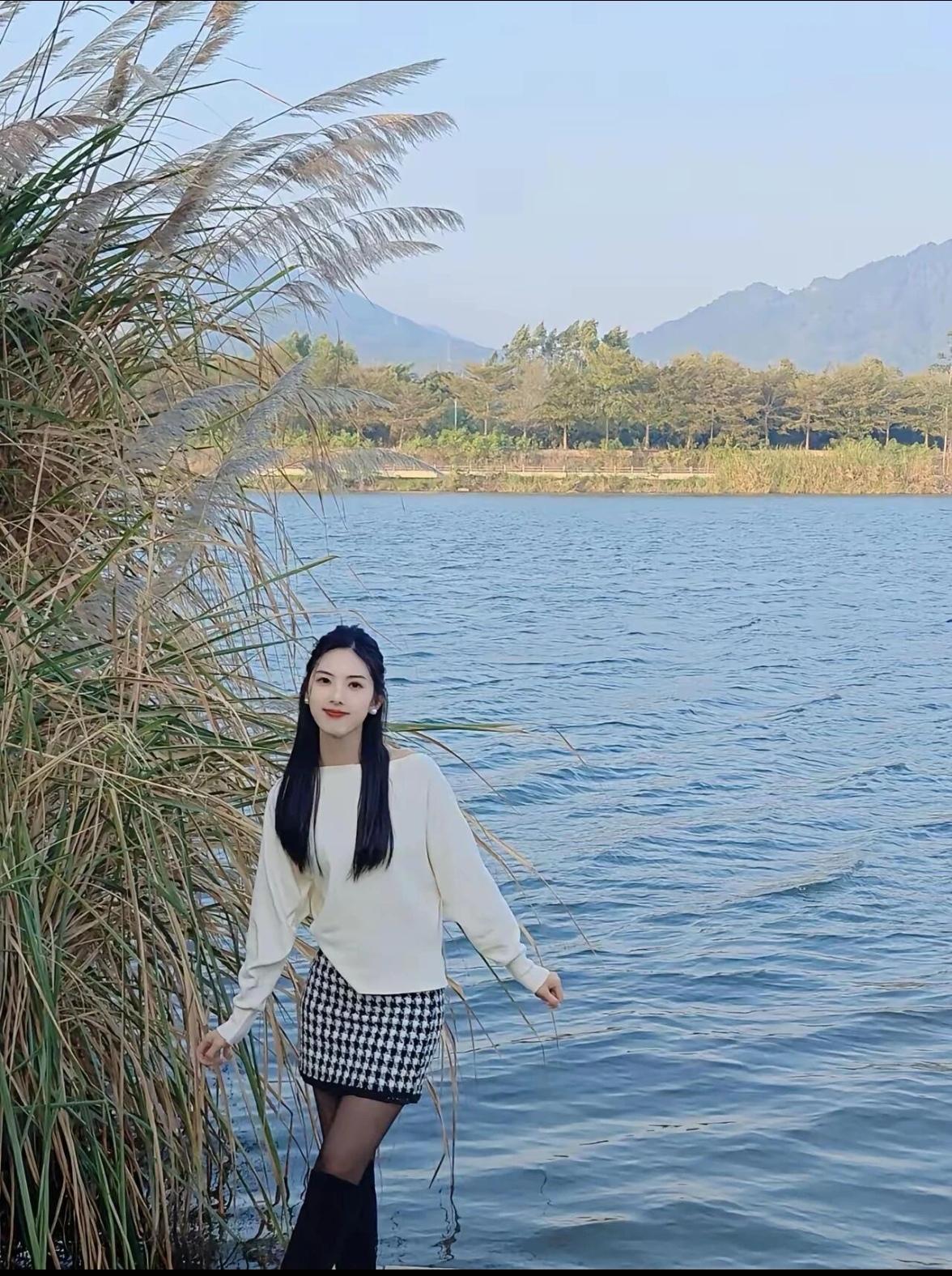 在湖边拍照，风景真美！