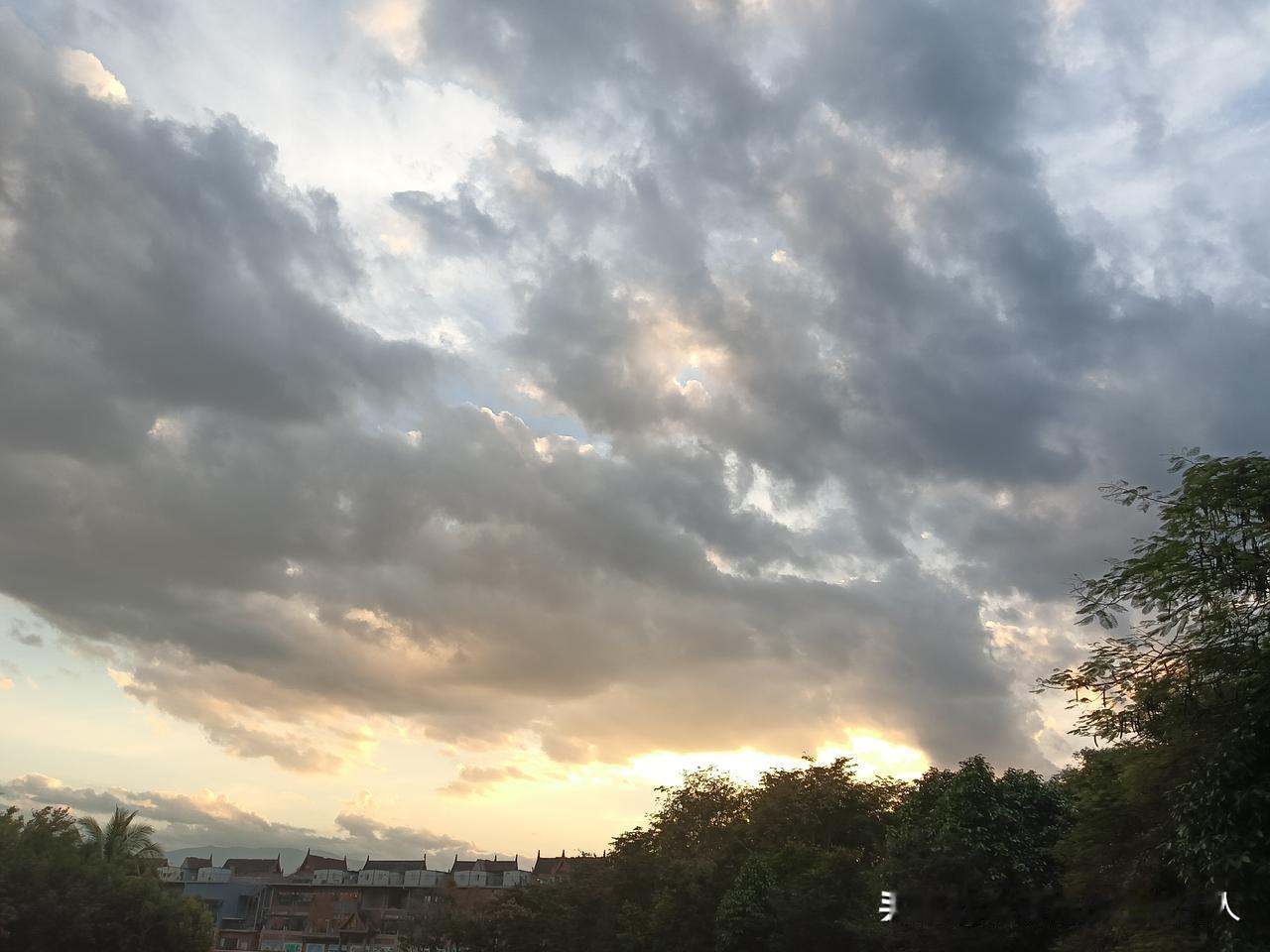 一段有趣的话：人到中年，如果没钱没有资源，就不要想着到处去撩女人了。现在的