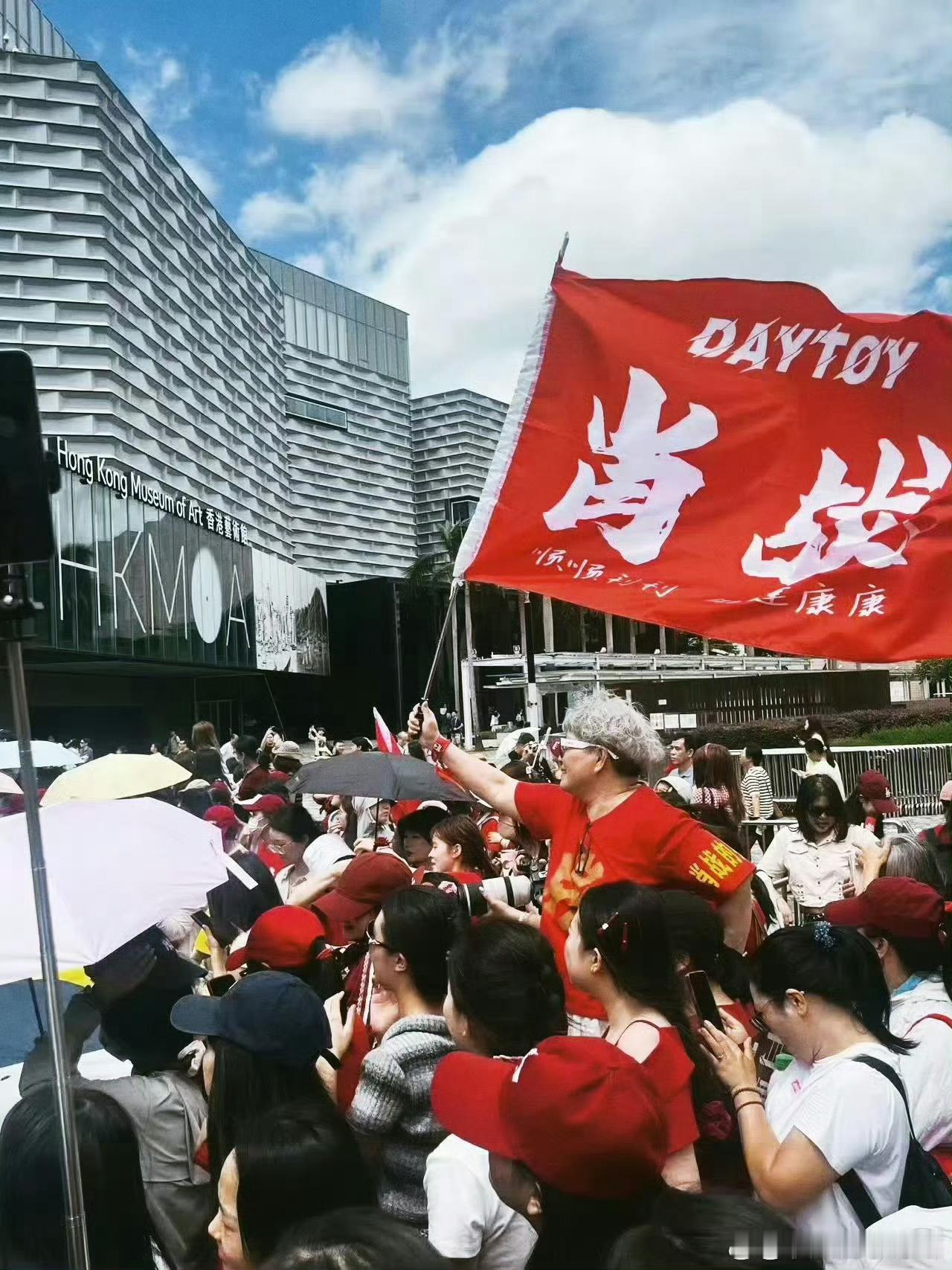 肖战小说都不敢这么写一城红海，万千相逢。这场盛大从来不是一时兴起的热闹，而是经年