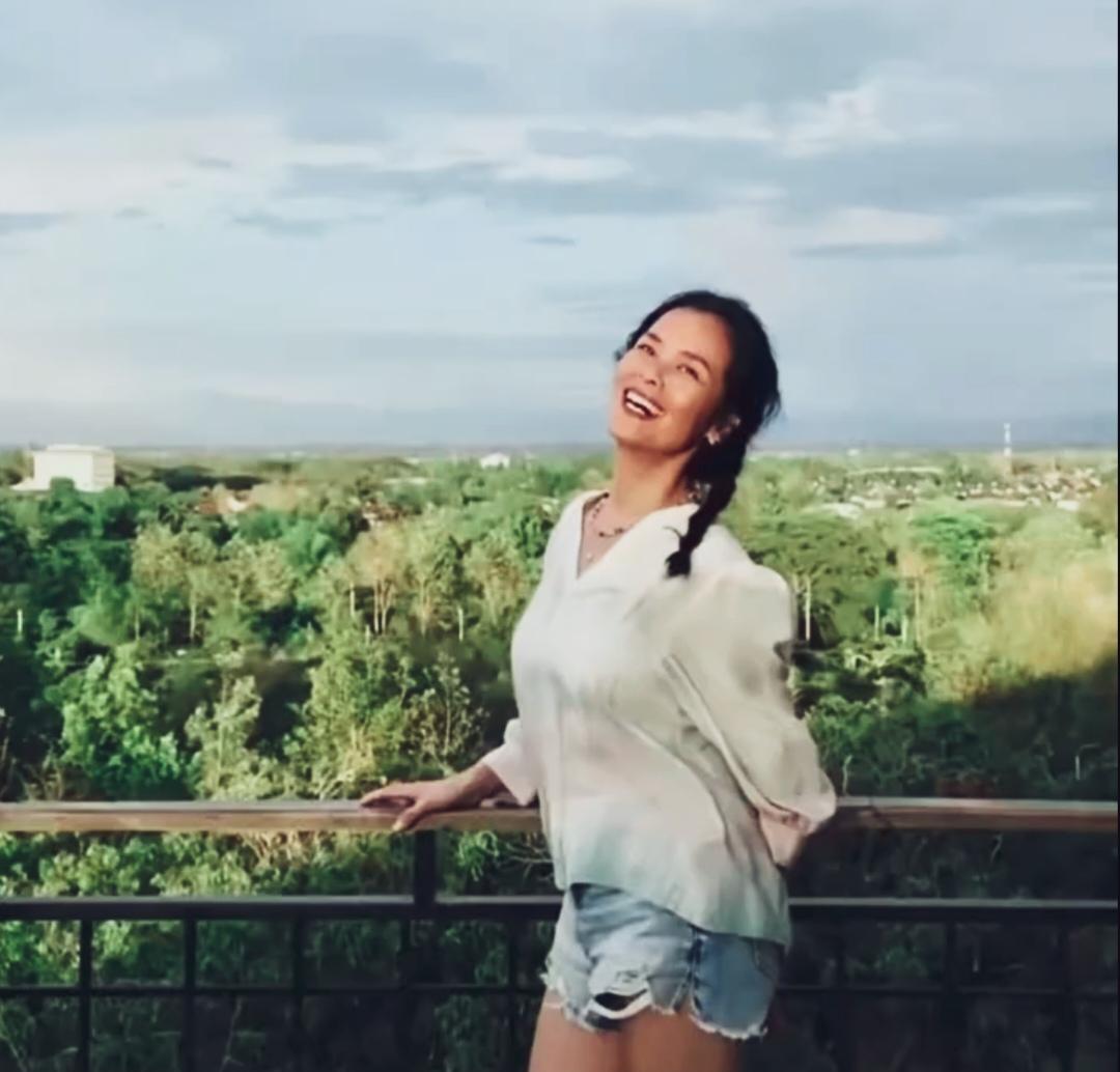韦唯姐在泰国田园日子太惬意，62岁还这么活力满满，赤脚漫步与大自然、扎染秀场美滋