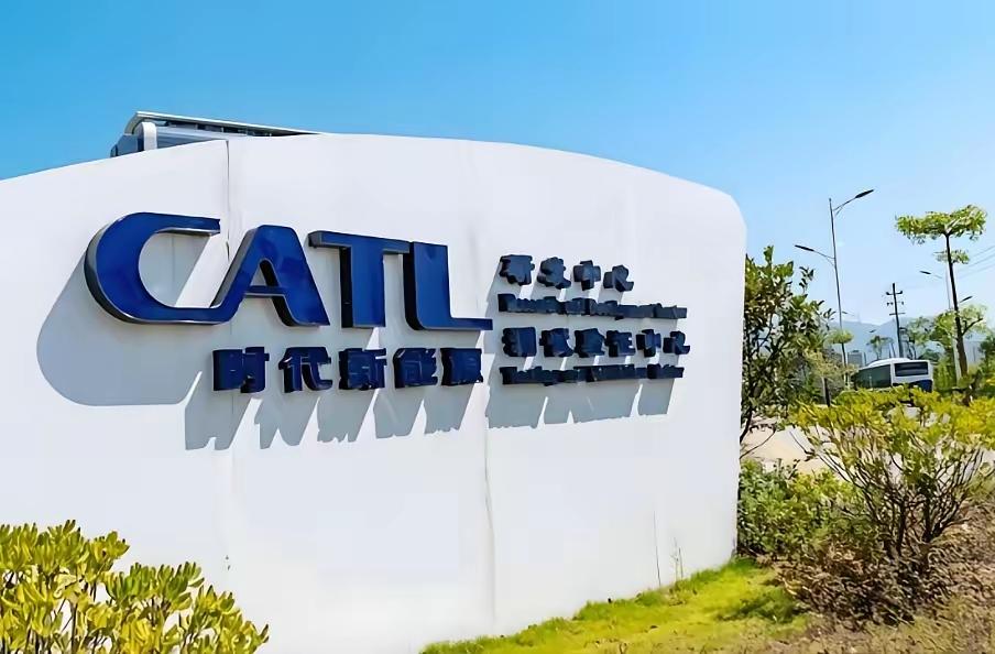 宁德时代和比亚迪的电池，两家就占了咱们国内新能源车将近七成的份额。但我跟你说句掏