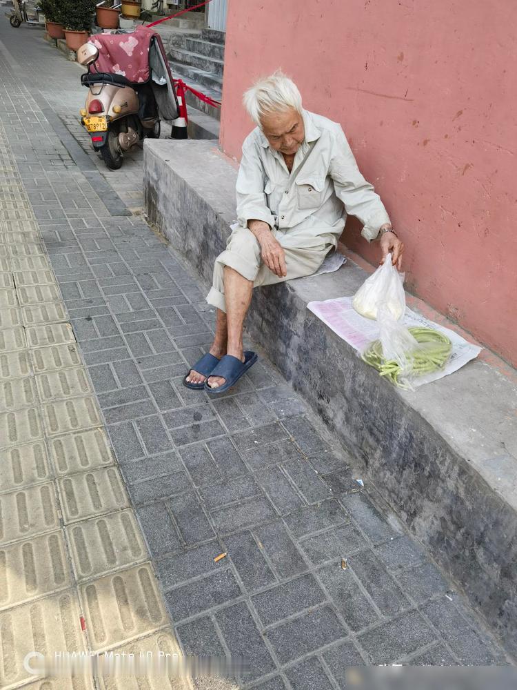 男的到了60-70岁，好多人过不去这个坎。我家单元楼一共住了12户人家，其中