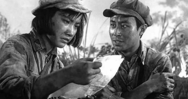 1937年，地主王学文发现一20岁女兵躺在家门口，见四下无人，他一下将女兵扛到了
