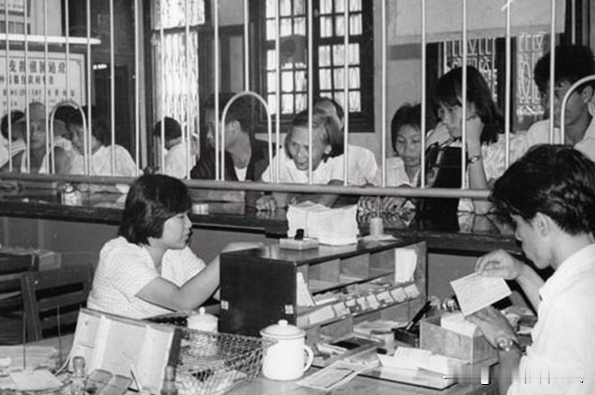 1986年，在惠阳银行金库内，工作人员正在清点新运来的5元新钞。刚打开一个运钞箱