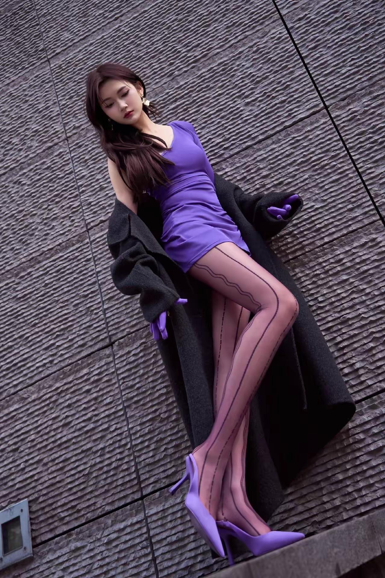 紫色诱惑，性感穿搭，高跟鞋与紫色连衣裙的完美搭配