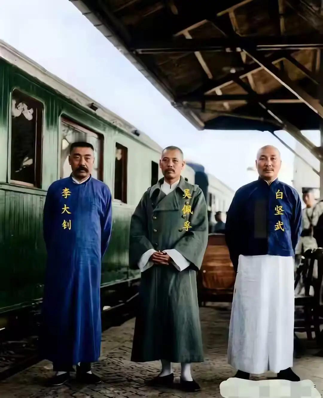 1922年，吴佩孚和白坚武在洛阳火车站留下了，一张罕见合影，镜头中，白坚武穿着一