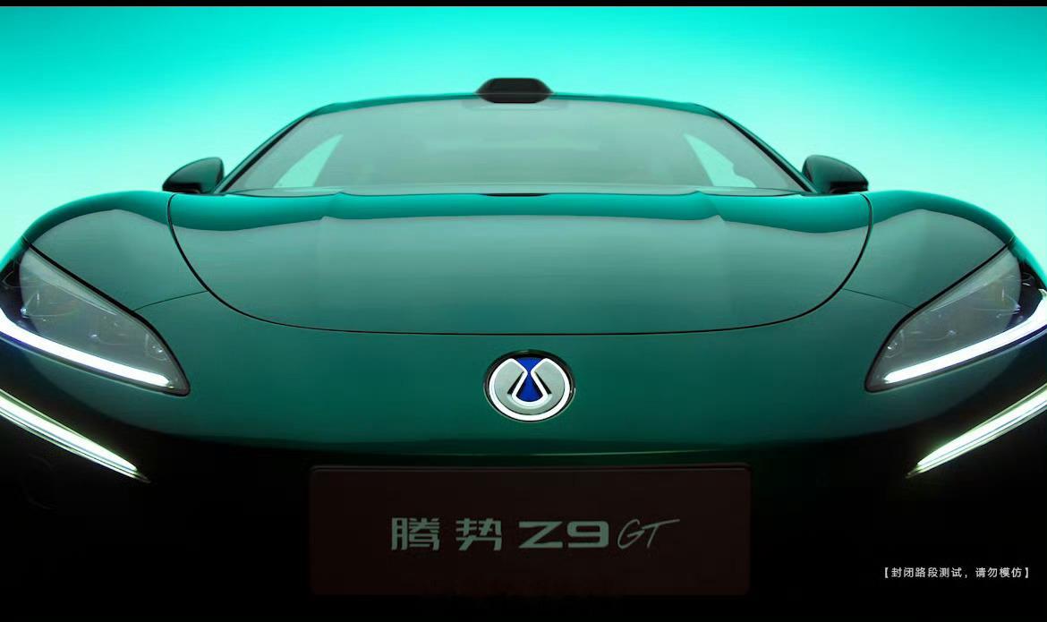 直接炸场！腾势Z9GT联手超模何穗登顶《时尚芭莎》封面，全球首款登陆顶级时尚大刊