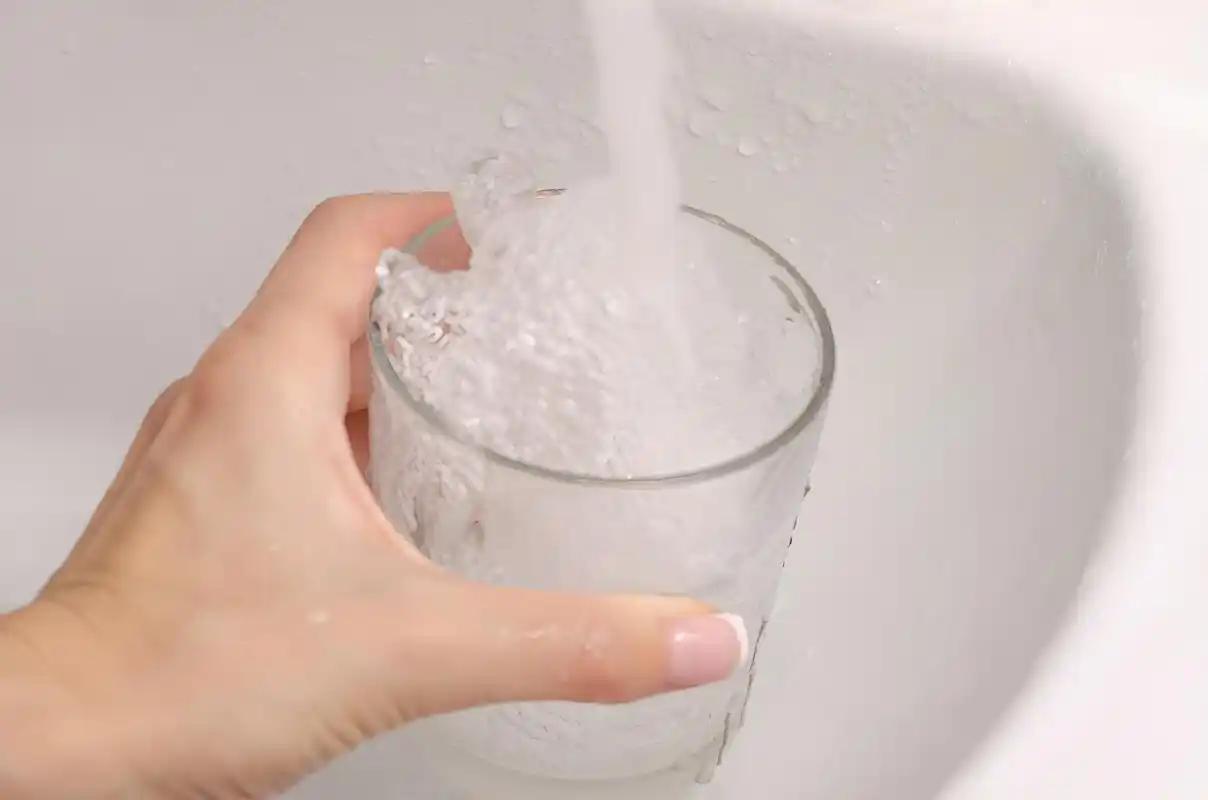 你知道吗？研究发现：坚持用盐水漱口的人，咽喉可能正在发生这些个积极变化诸位日常