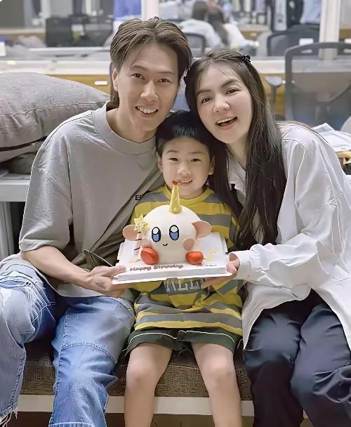 Ella陈嘉桦幸福的一家三口！老公赖斯翔（Alvin），不仅长得高大帅气，还是欧