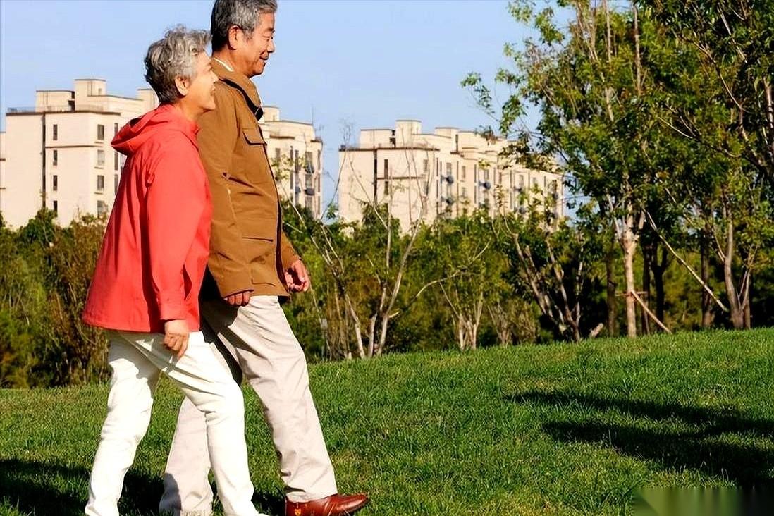 我跟你说，最怕的就是那种“自我感动式”的养生。楼下王叔，冠心病好几年了，风雨无