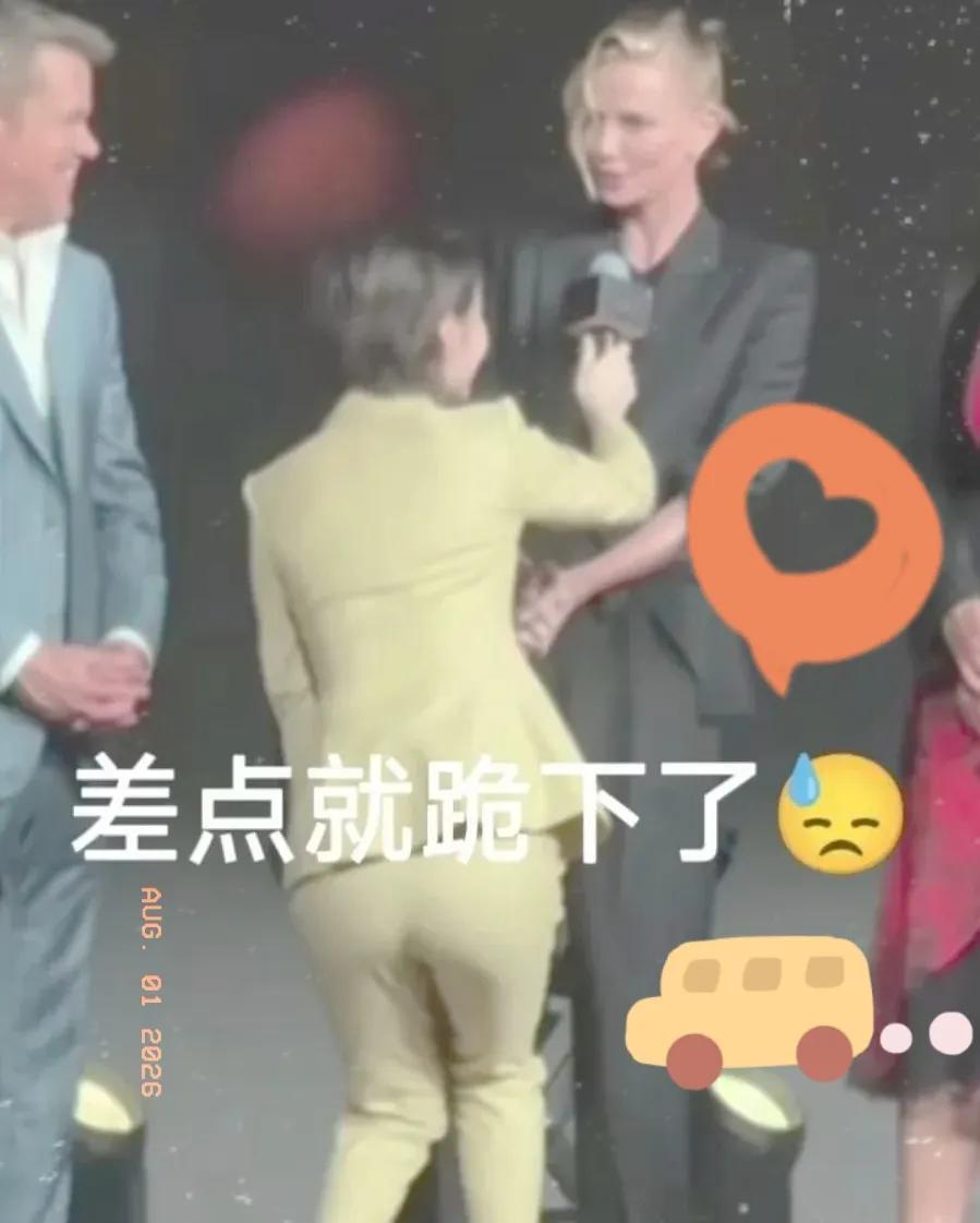 上海这名主持人的回应，真是越描越黑。为了不挡镜头就得“卑躬屈膝”？这理由简直