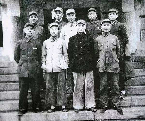 四保临江、坚守南满的将士们，萧劲光大将旁边站的是一代名将韩先楚。