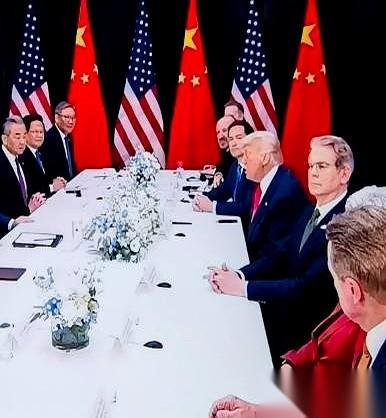 釜山那场会晤，全世界的镜头都怼着中美。结果，一个老太太，当着全世界的面，翻了个