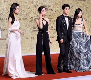 陈都灵什么也不用做，静静的往那儿一站，身高气质就碾压众人了，一身白衣，气质素净，