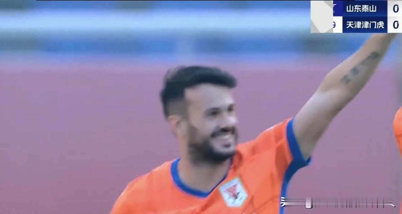 瓦科连续罚丢点球，难道他想要最纯射手王吗？目前瓦科所进25球没有一粒点球。泰山