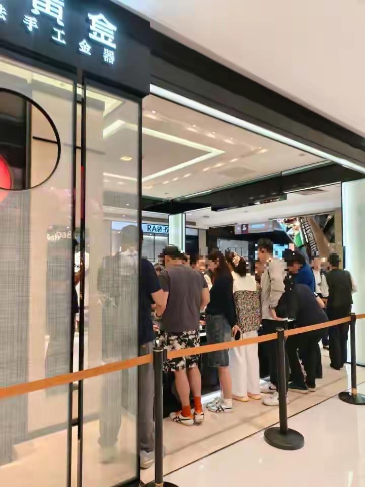 杭州人又开始排队买黄金了金价震荡挡不住买金热情！杭州人又开始排队了，还有人豪掷