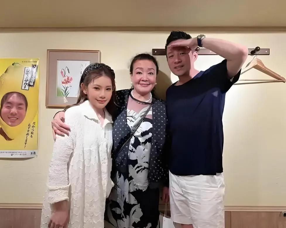 小玥儿过生日同学们的礼物很亮眼汪小菲知道女儿小玥儿在失去母亲后过的第一