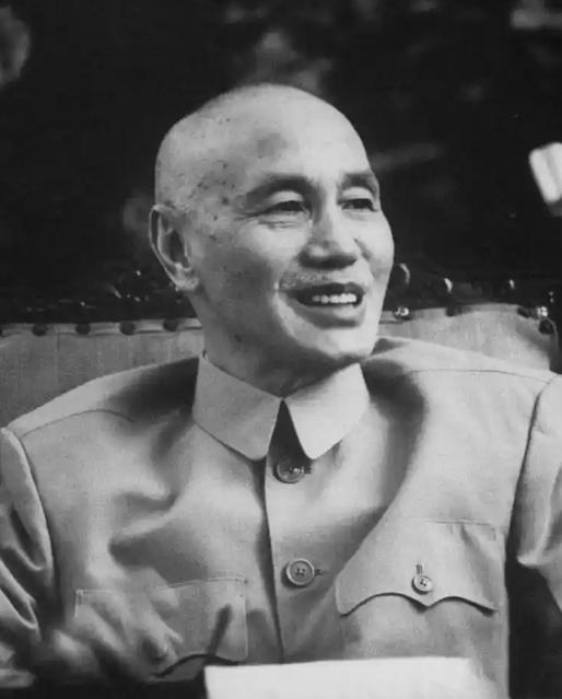 1952年，上甘岭战役的战报送到台湾的那天，蒋介石接连看了三遍，眼睛红红的，流着