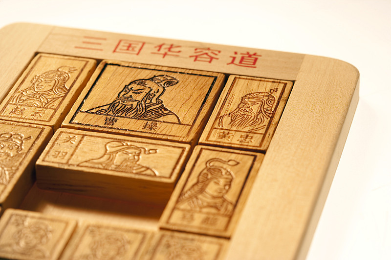 华容道为何让关羽放走曹操?华容道关羽放走曹操，哪里是一时心软的妇人之仁，完全是三重因素叠出来的必然结