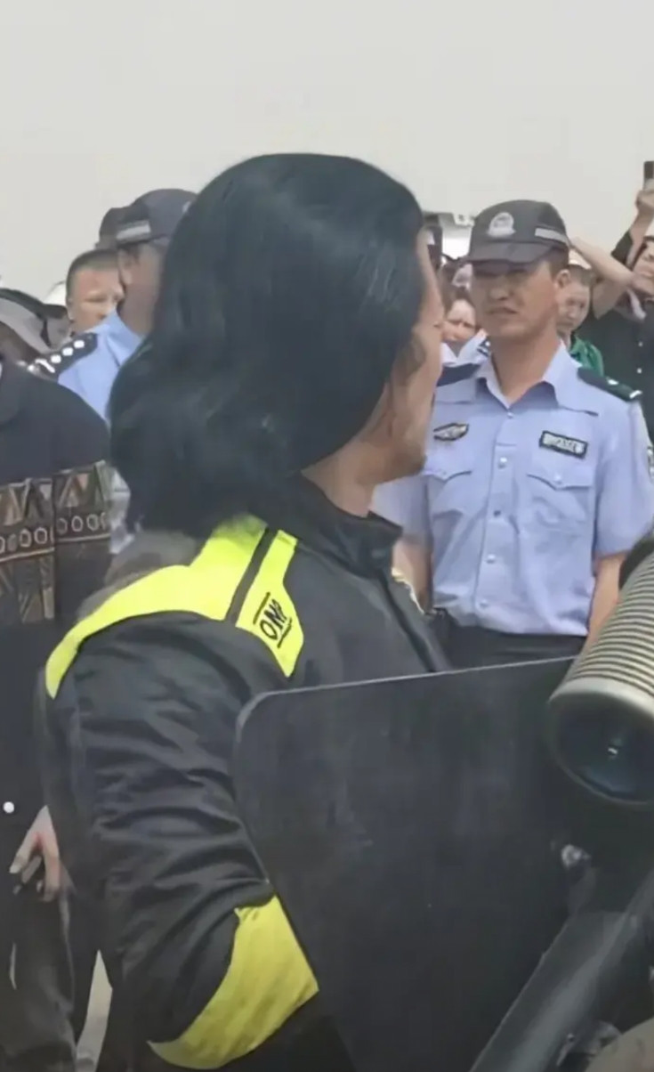 发现没有吴京为何突然留起了长发，以为是为了耍帅，直到他在采访时透露原因才知是我们