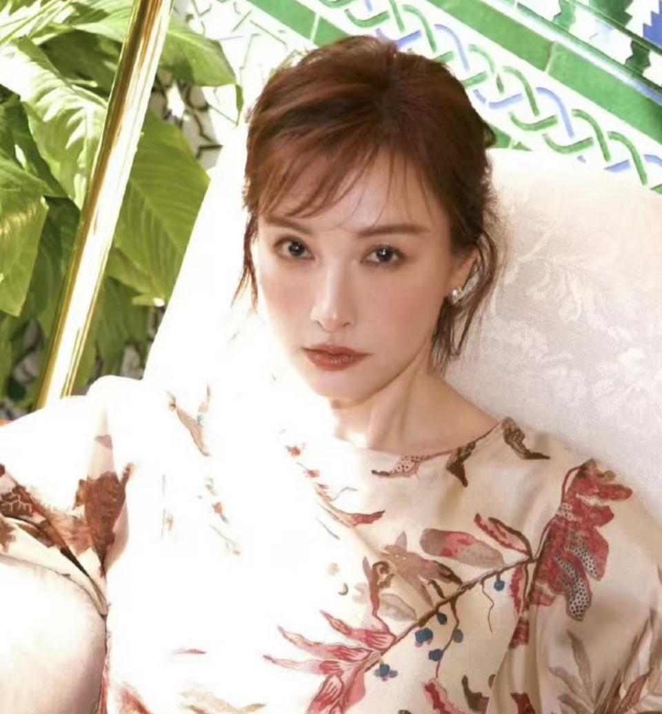 吴昕这波“美感觉醒”简直像开了外挂！以前在快本被“笨蛋美人”标签糊住，高鼻梁大眼