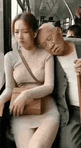 太离谱了，居然真有人相信这个GIF是真的——循环播放的画面里，老头借着“瞌睡