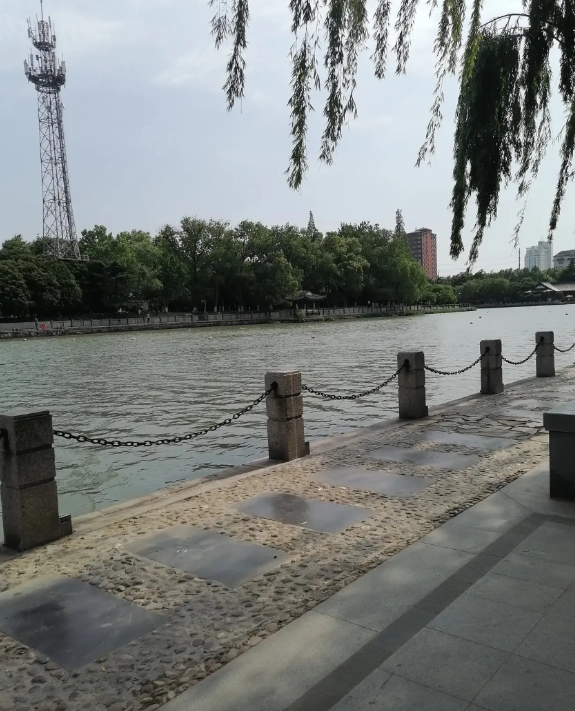 你家的大学生每月给多少生活费？单位有几个同事的孩子今年高考，都在讨论每个月给多少