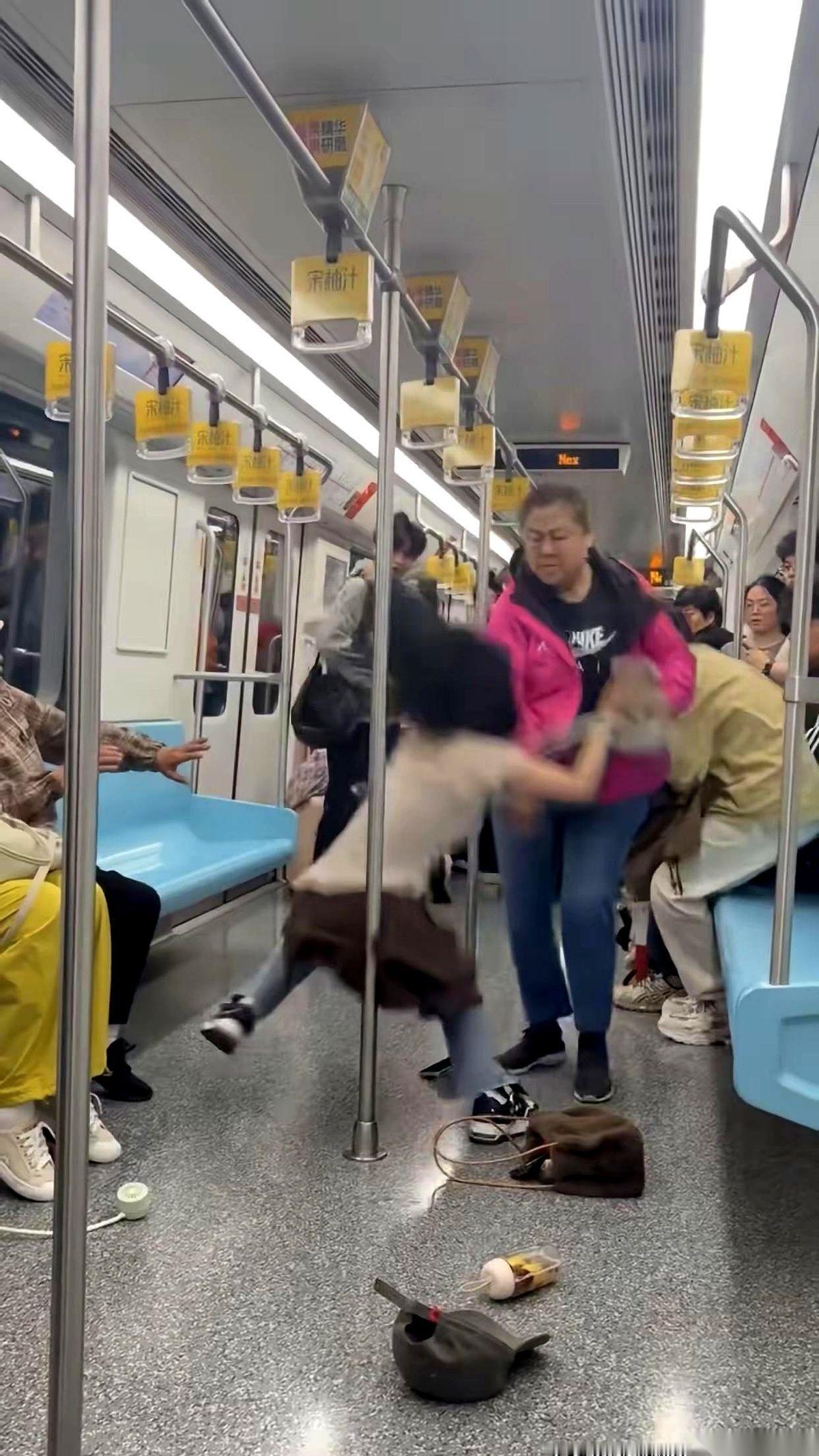 “砰！”一声闷响，不是车门，是拳头！上海地铁1号线车厢里，两个女人纠缠成一团，尖