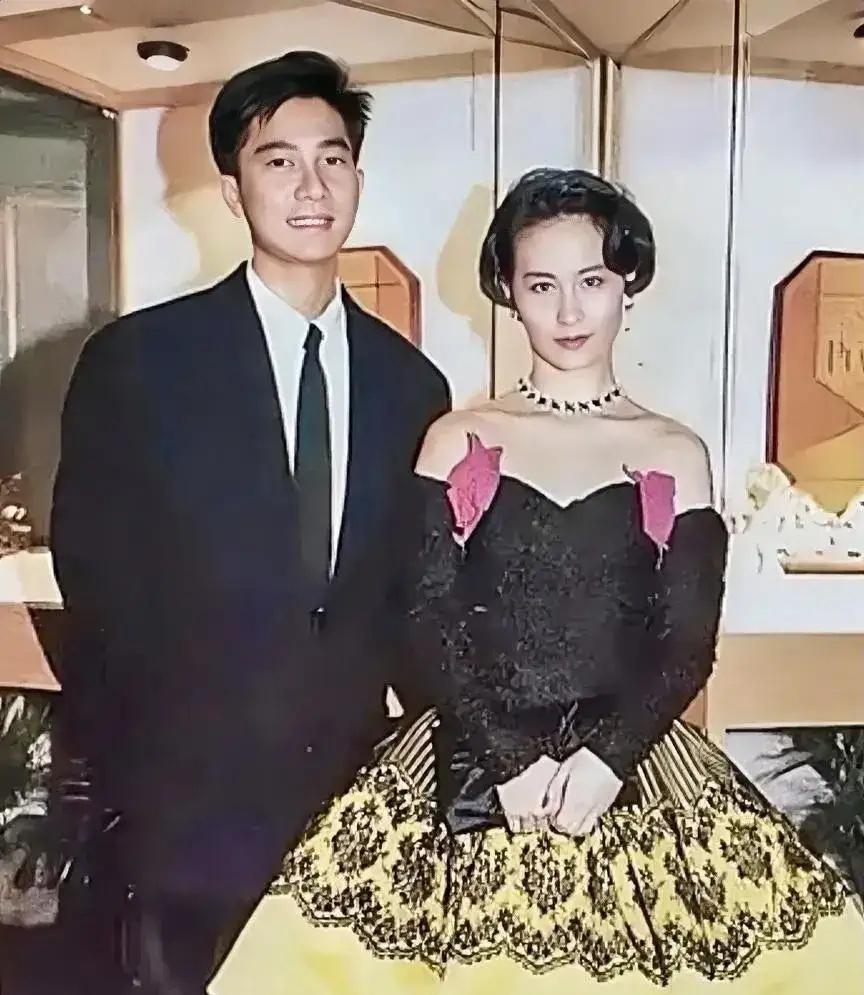 1991年，何超琼与许晋亨的婚礼上，陈百强以挚友身份出席。当晚他独坐角落，默然弹