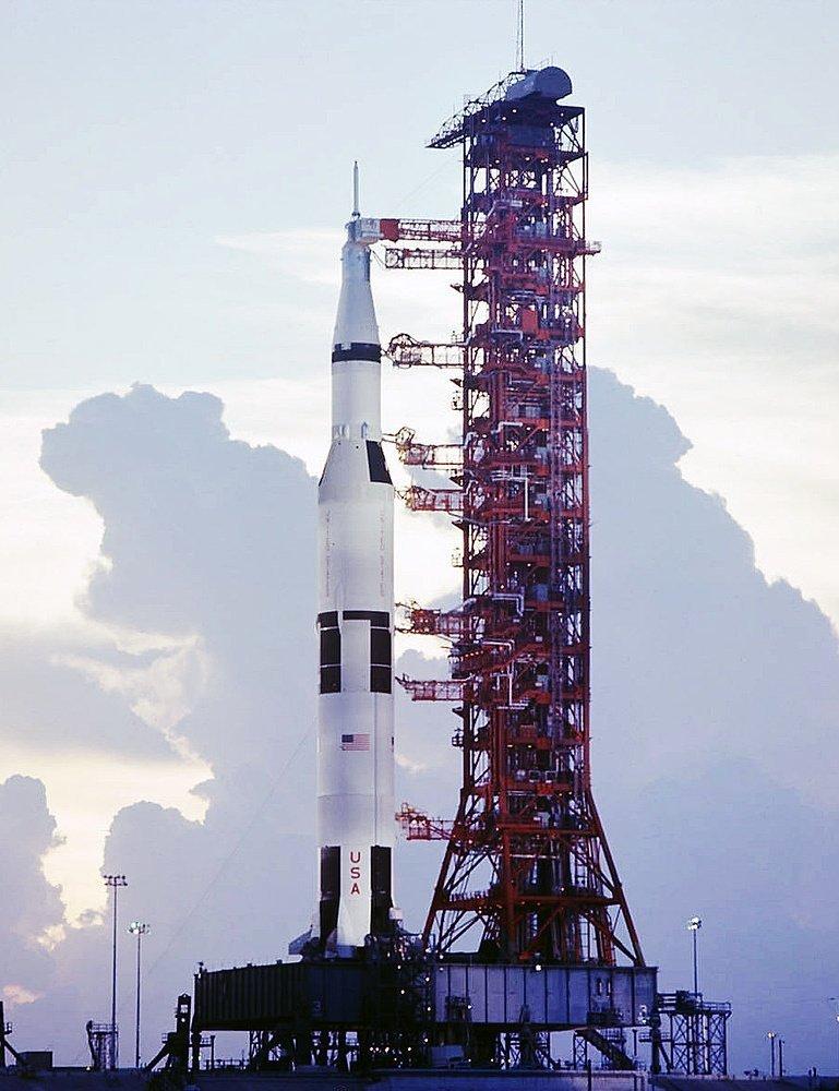 图1是阿波罗17号，人类在上个世纪最后一次的载人登月火箭。图2是阿尔忒弥斯二