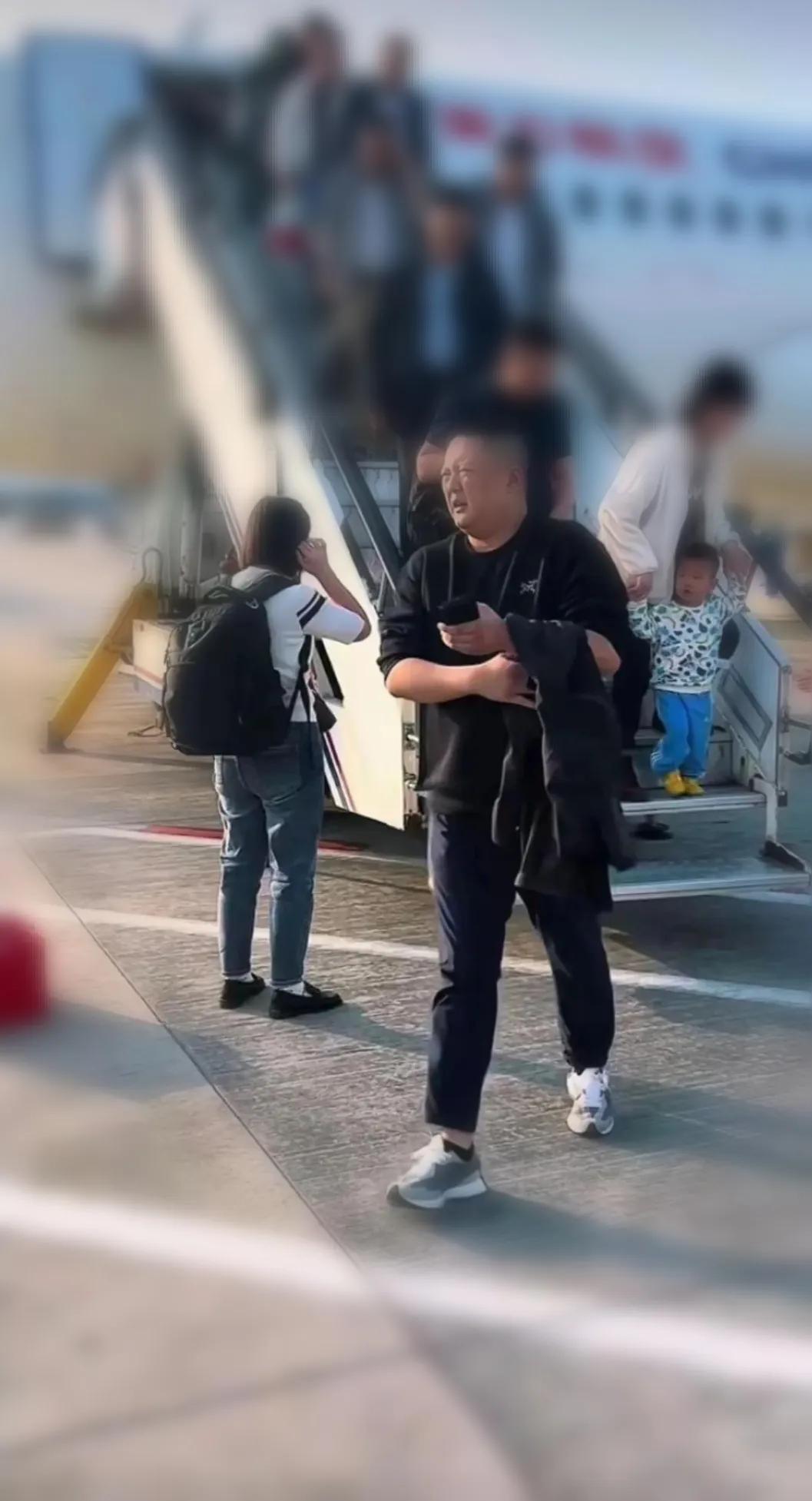 东航闹事男乘客，现在只剩一条退路：整件事发酵到现在，谁对谁错，全网看得明明
