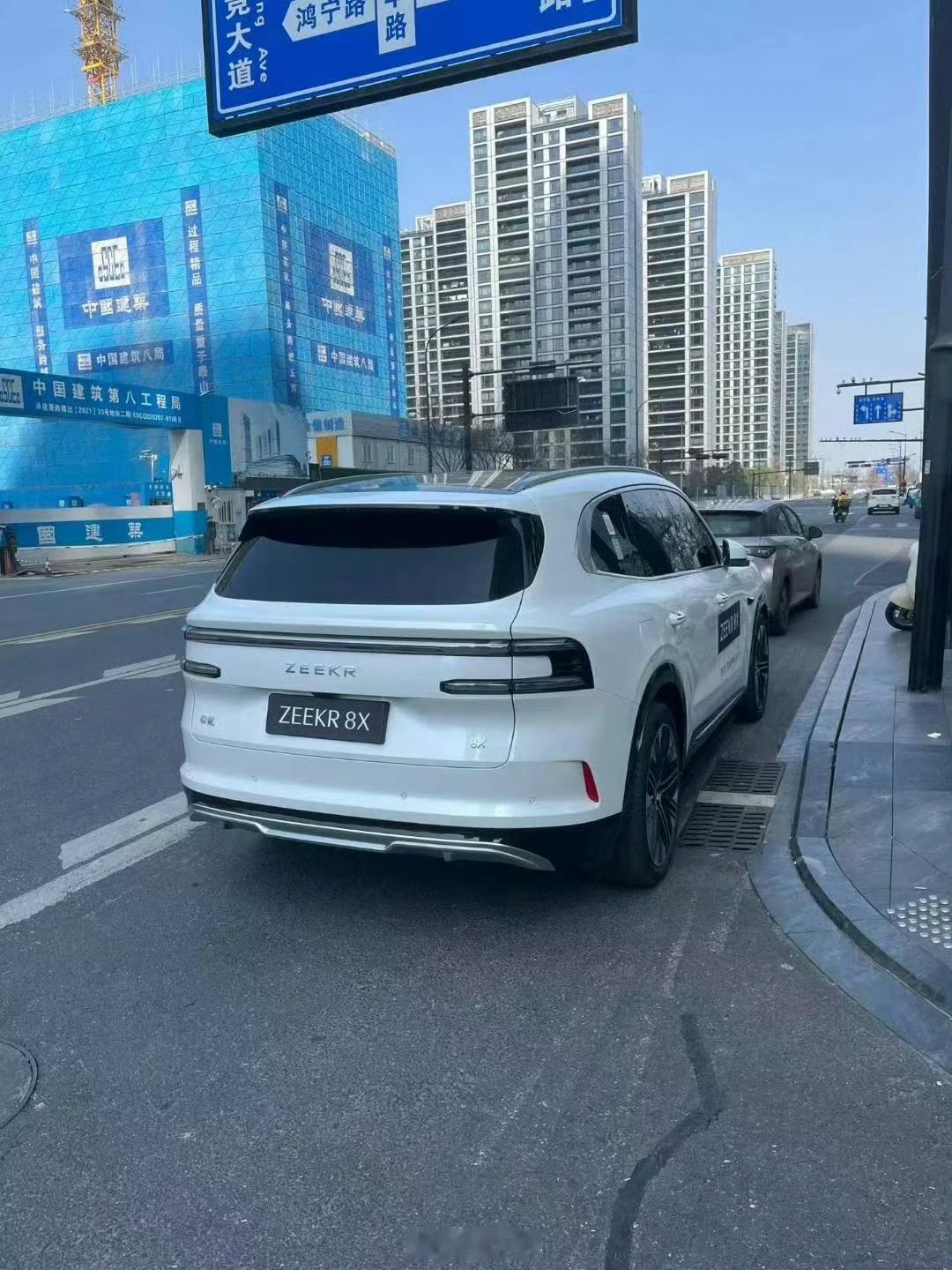 刚刷到的极氪8X实车图，大家感觉外观好看吗？