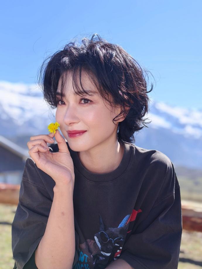 最近万茜在高原拍摄了一组很美的大片，她上身穿黑色的潮流T恤，下身穿灰色牛仔裤，显