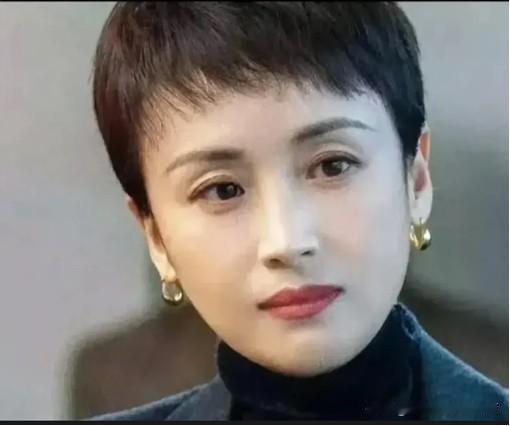 山东有出很多美女，像女演员盖丽丽、陈好，金晨、王艳，还有照片中的这一位，她长相很